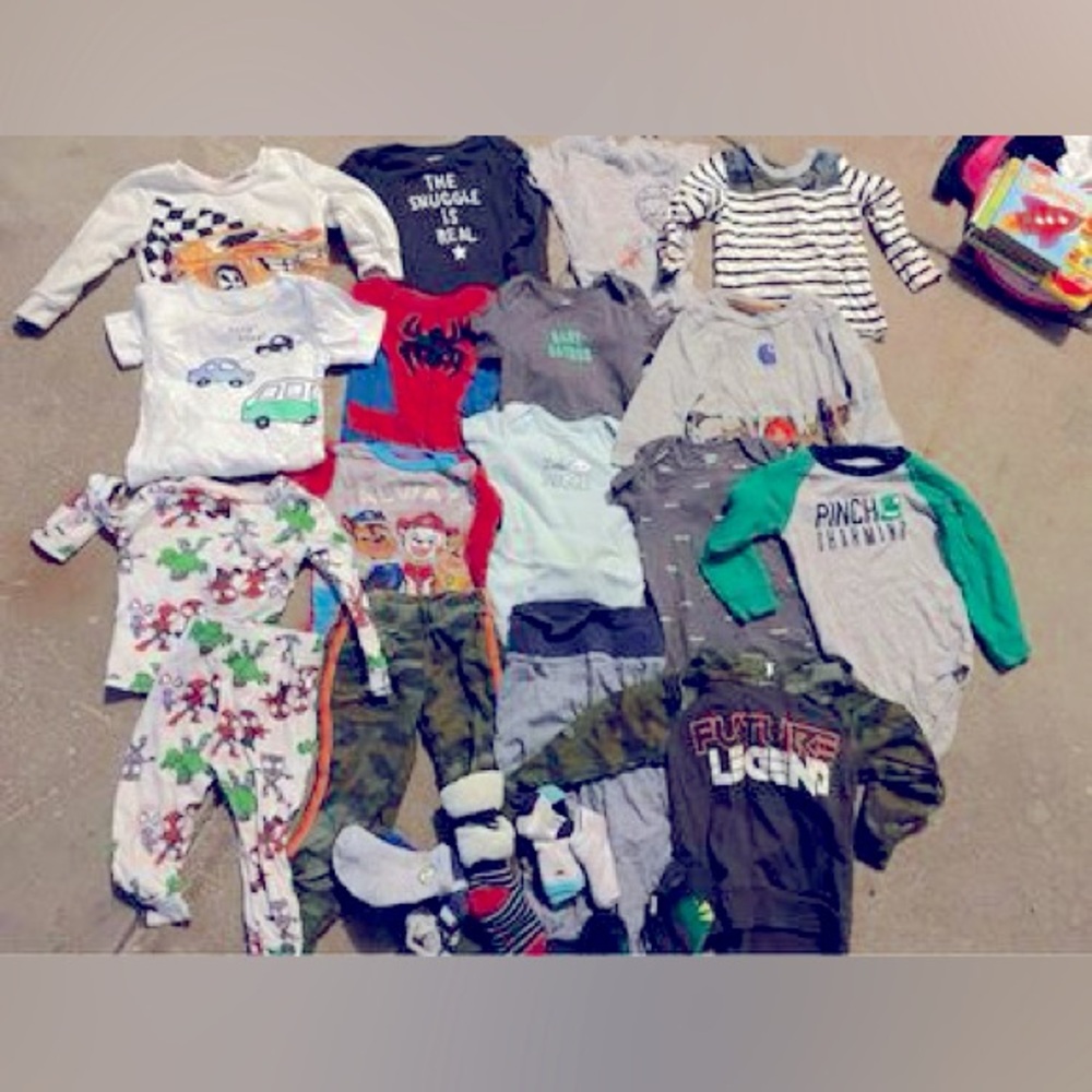 24mo/2T boys clothes bundle and socks (17 clothing items)